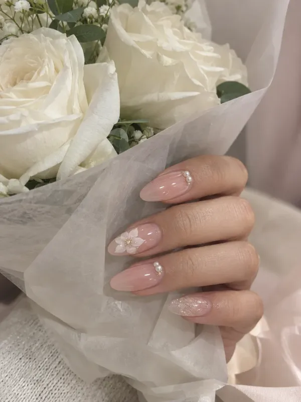 ลายเล็บเจลมุกเม็ดเล็ก (Pearl Accents)