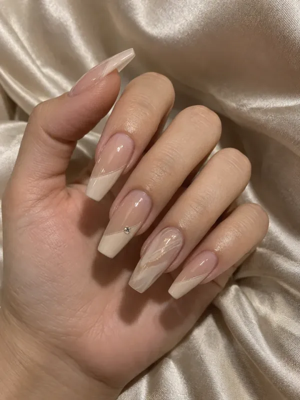 ลายเล็บเจลเฟรนช์เฉียง (Side French)