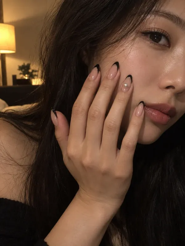ลายเล็บเจลเฟรนช์ดำ (Black French)