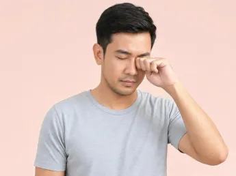 คันตา เกิดจากอะไร — ผู้ชายขยี้ตาด้วยความรำคาญ