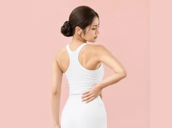ผู้หญิงเอเชียวางมือบนหลังล่าง รู้สึกปวดกล้ามเนื้อ — Intimo Life