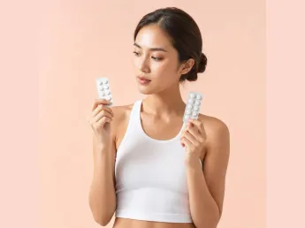ผู้หญิงเอเชียถือแผงยา 2 แผง เปรียบเทียบยี่ห้อยาคลายกล้ามเนื้อ — Intimo Life