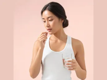ผู้หญิงเอเชียกำลังจะกินยาคลายกล้ามเนื้อ พร้อมแก้วน้ำ — Intimo Life