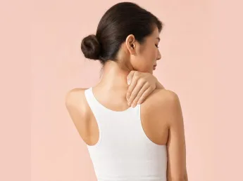 ผู้หญิงเอเชียกำลังนวดคอ บรรเทาอาการตึงกล้ามเนื้อ — ยาคลายกล้ามเนื้อ Intimo Life